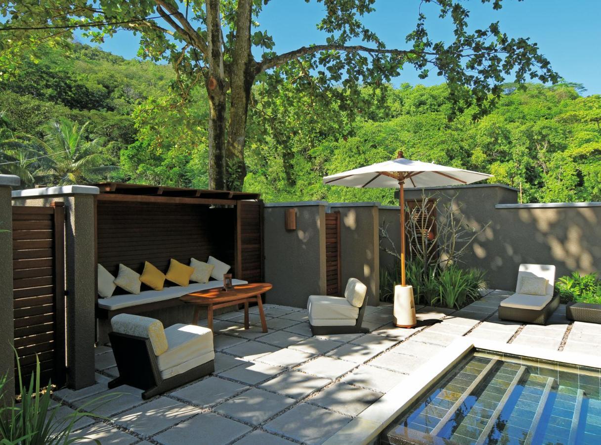 Constance Ephelia Hotel Port Glaud Exterior foto A private pool at the Four Seasons Hotel