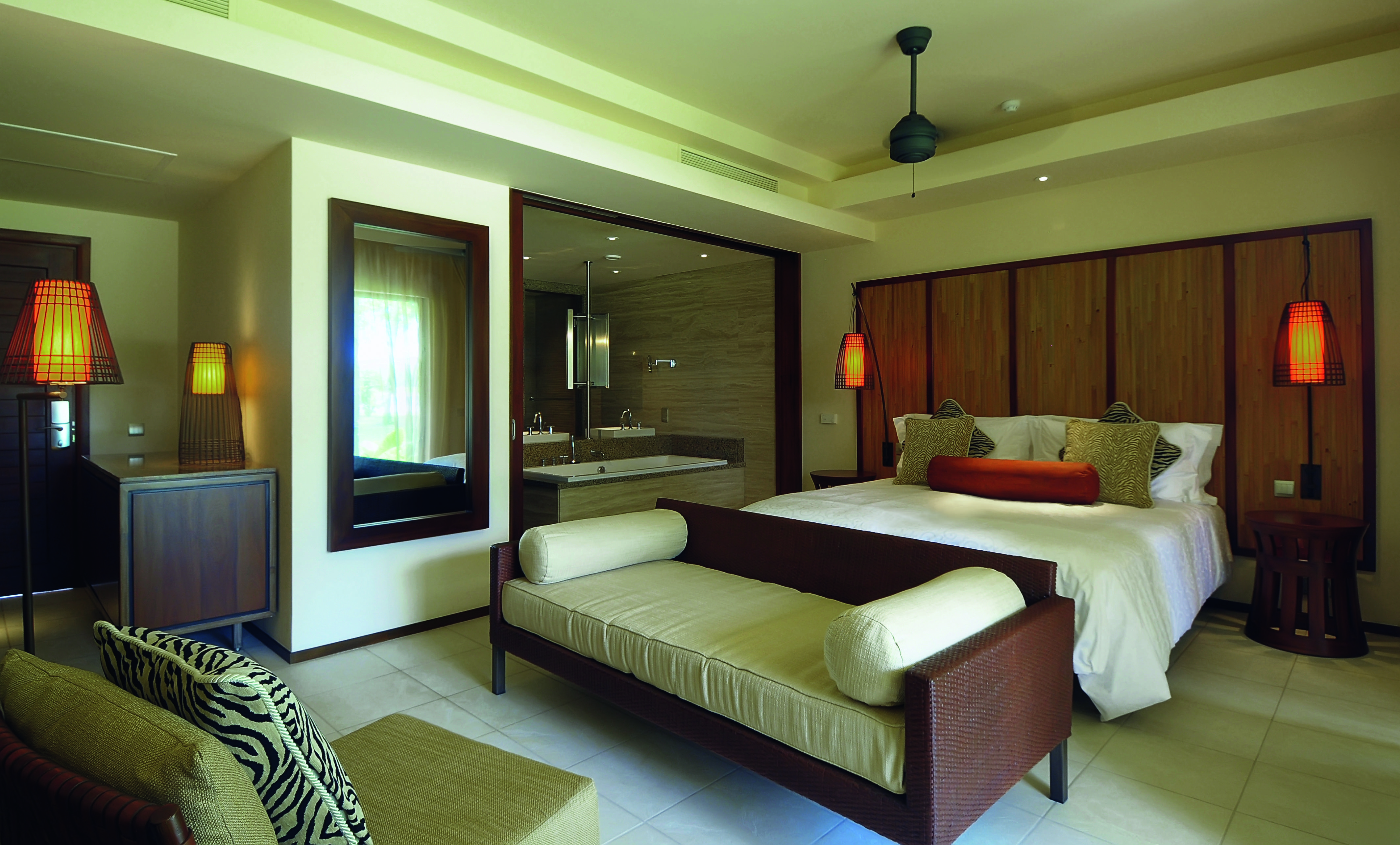 Constance Ephelia Hotel Port Glaud Exterior foto A bedroom at the resort