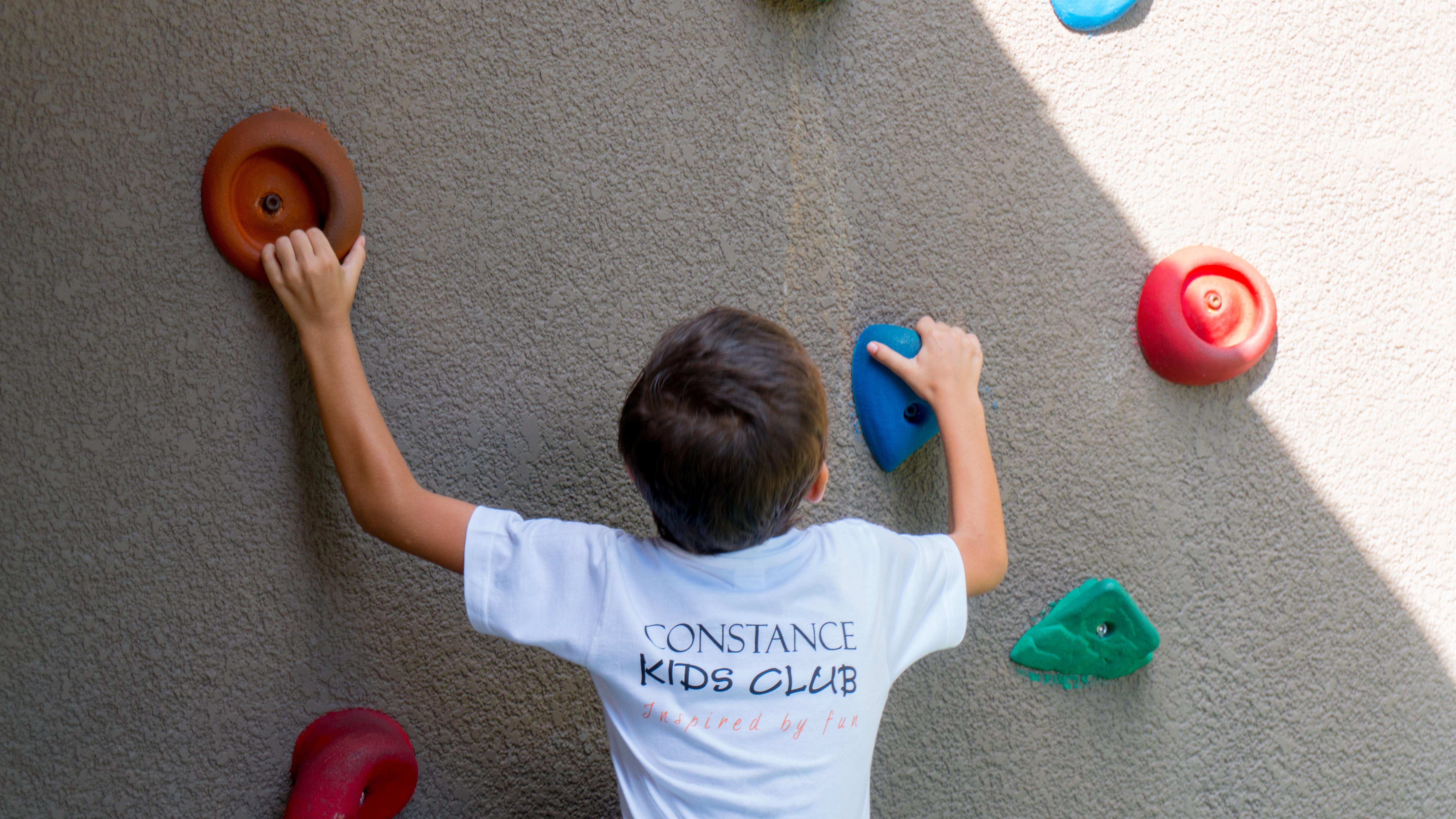 Constance Ephelia Hotel Port Glaud Exterior foto A child climbing a wall