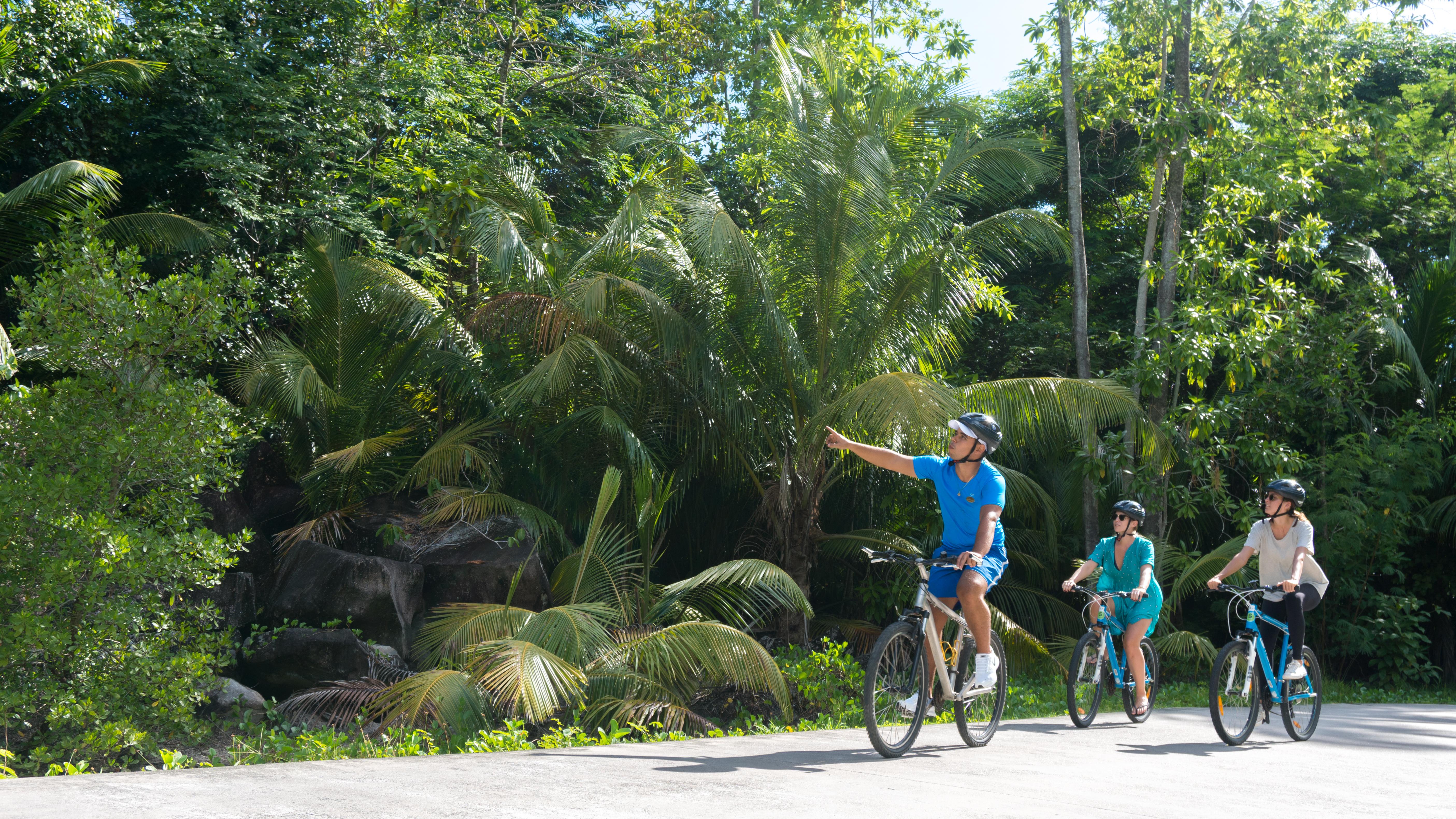Constance Ephelia Hotel Port Glaud Exterior foto Biking in the jungle