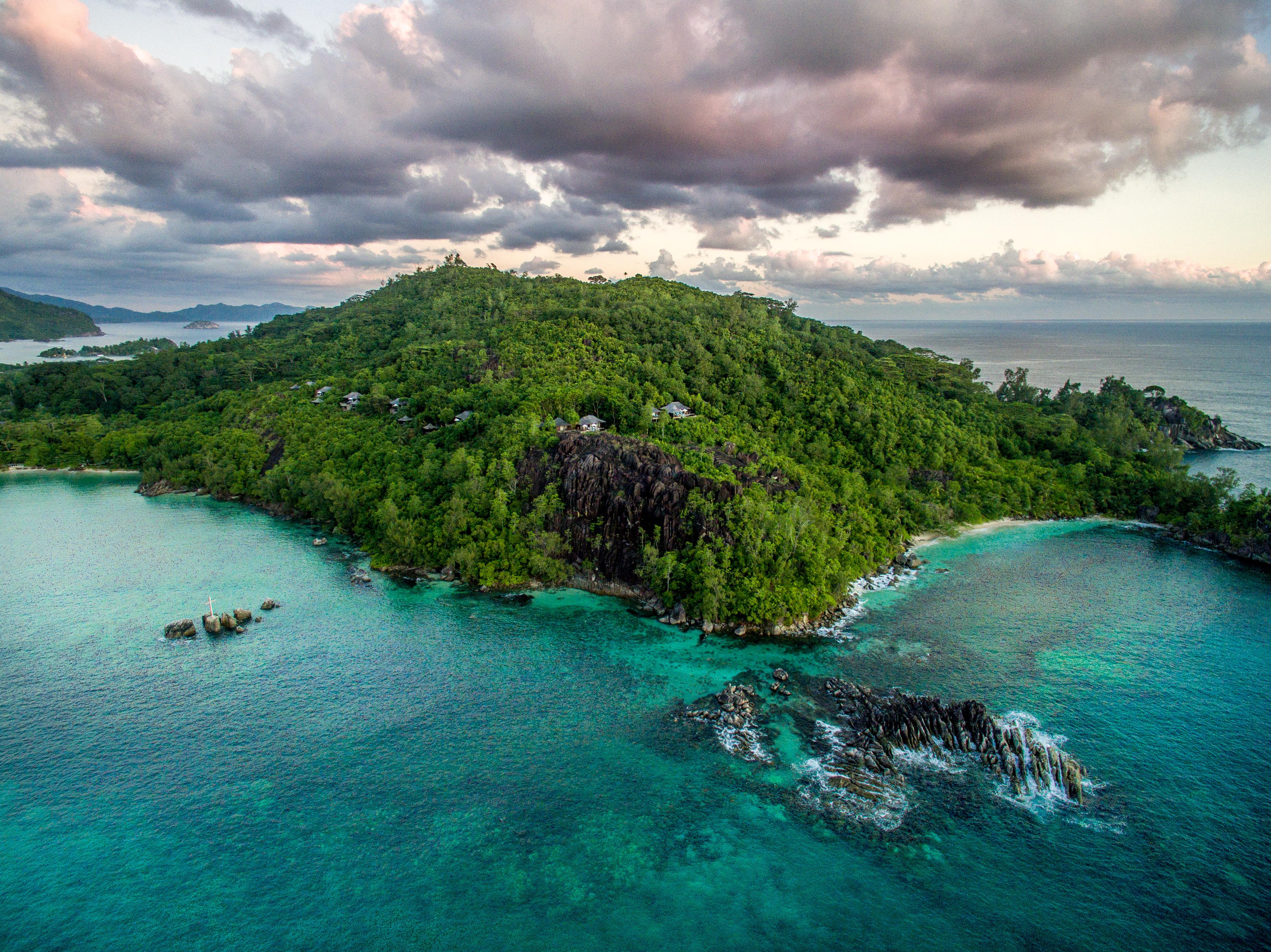 Constance Ephelia Hotel Port Glaud Exterior foto Aerial view of the island