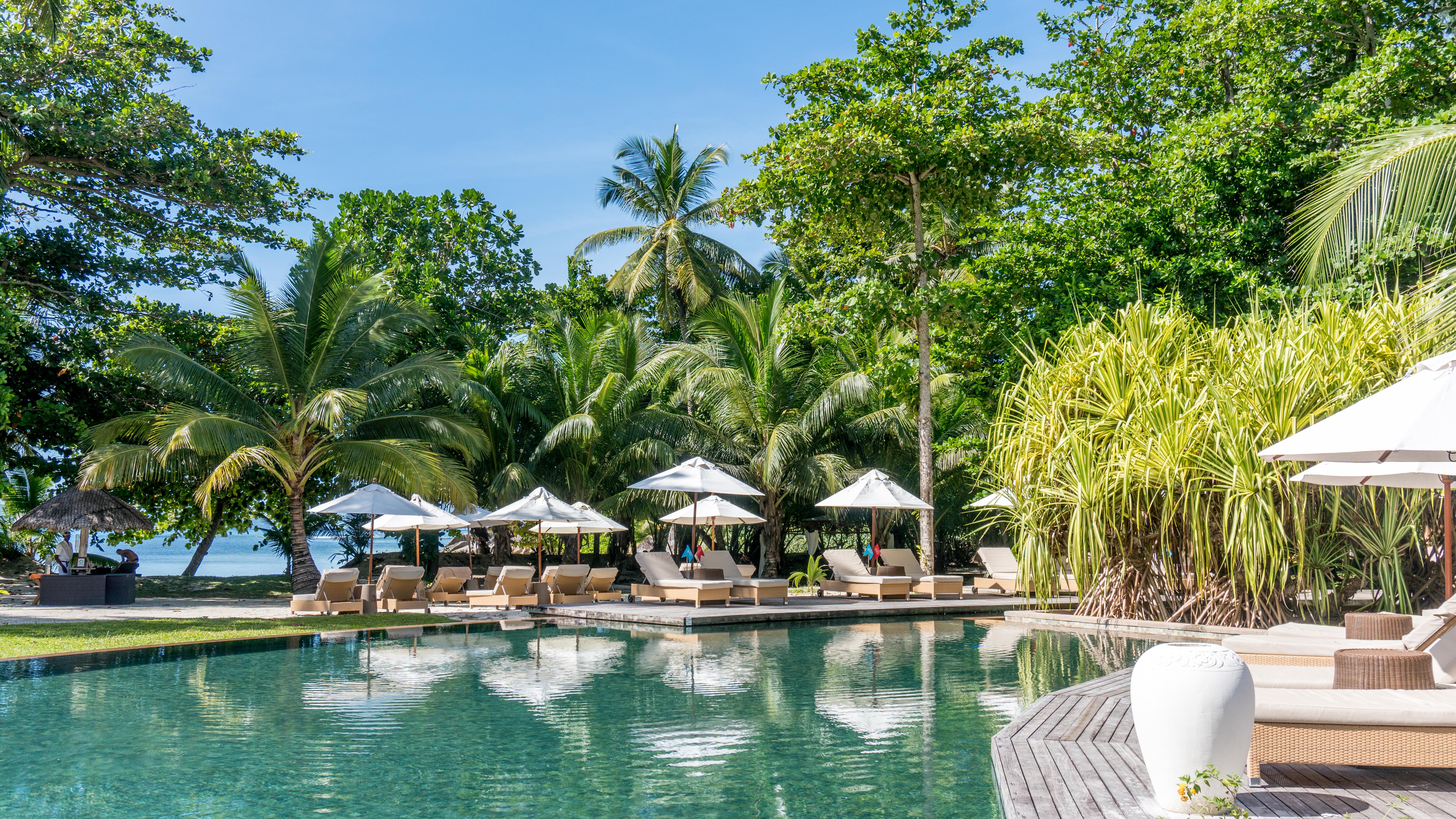 Constance Ephelia Hotel Port Glaud Exterior foto The swimming pool at the resort