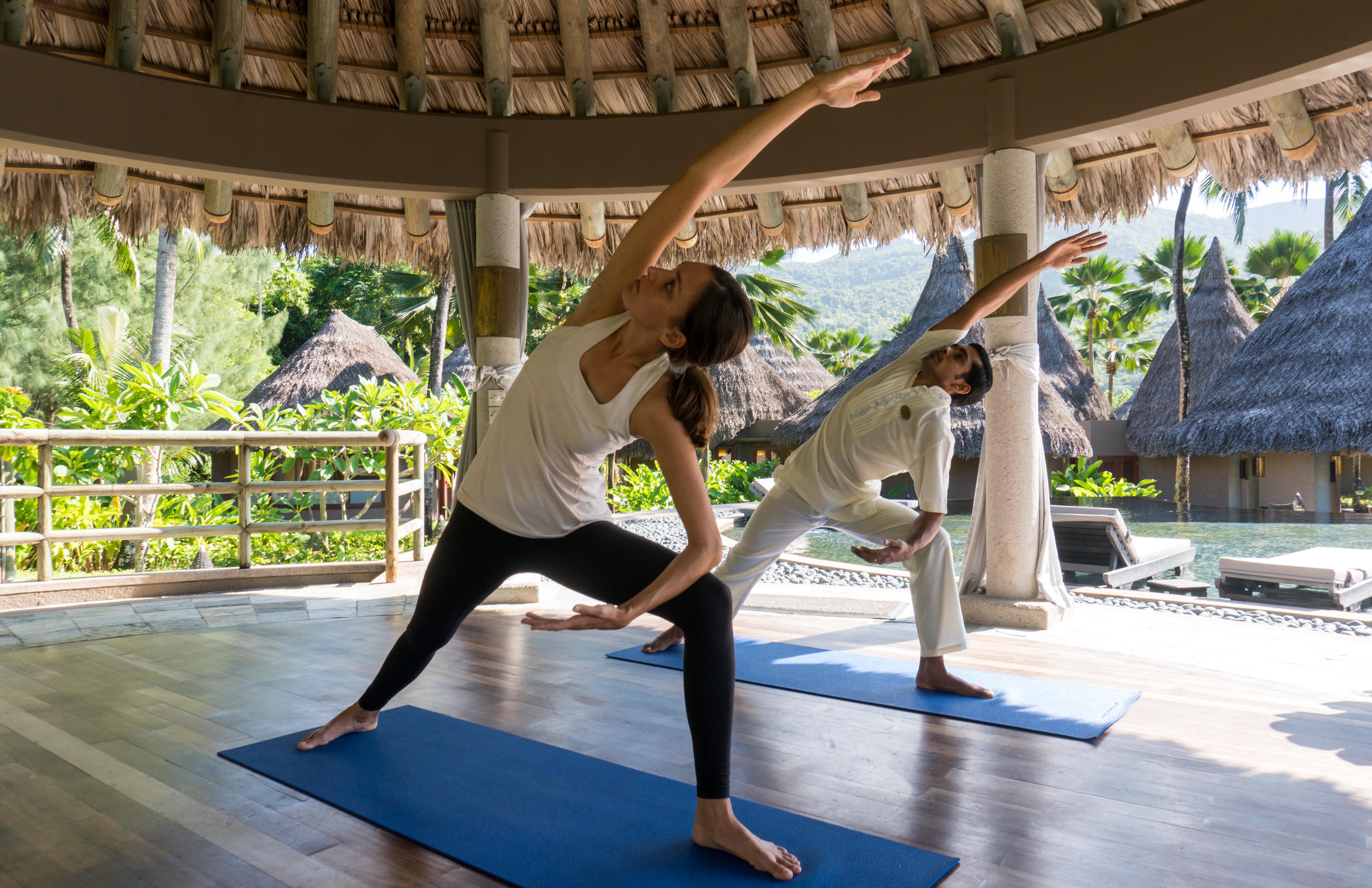 Constance Ephelia Hotel Port Glaud Exterior foto A yoga class at the Four Seasons Resort