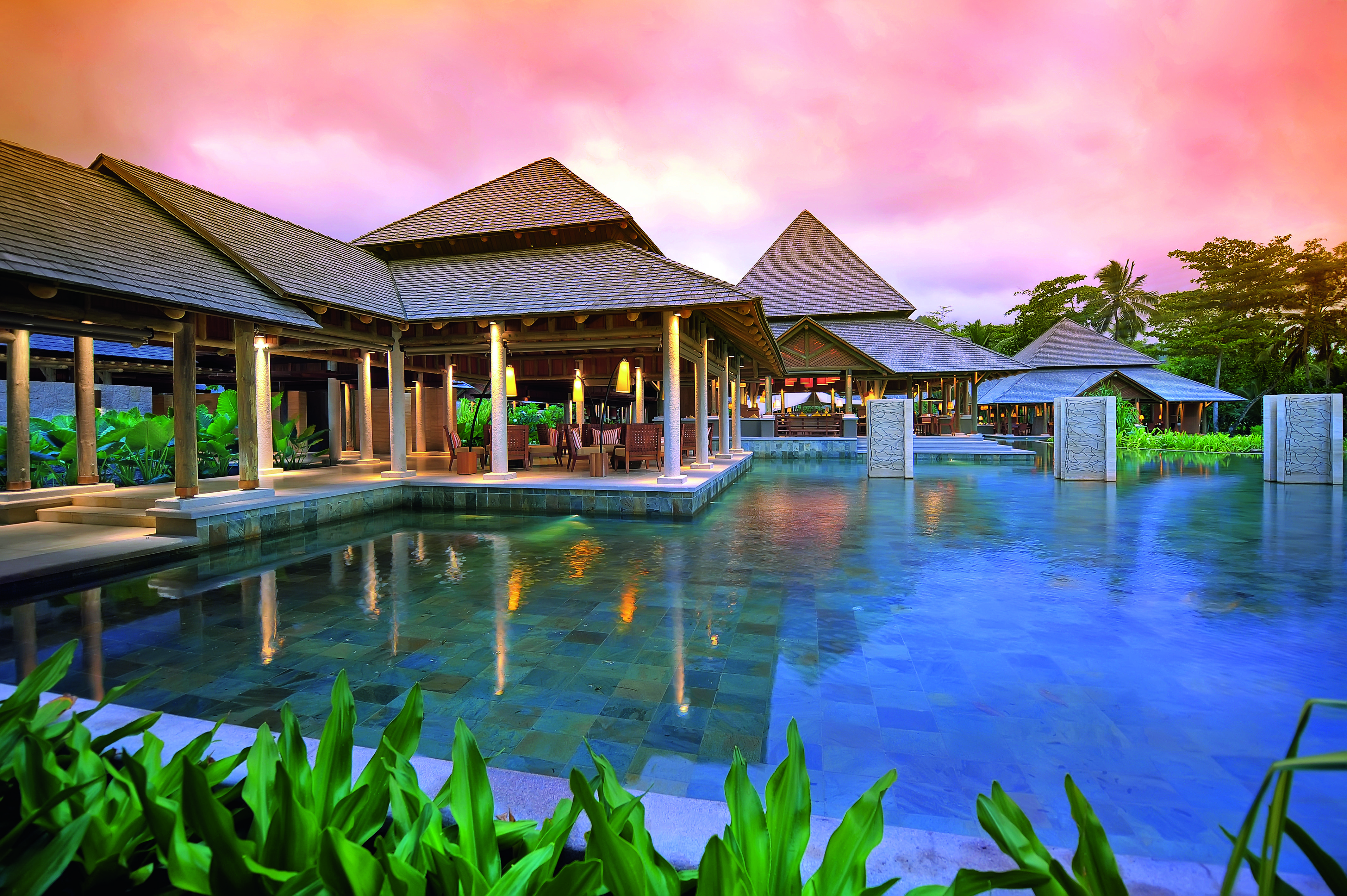 Constance Ephelia Hotel Port Glaud Exterior foto The swimming pool at the resort