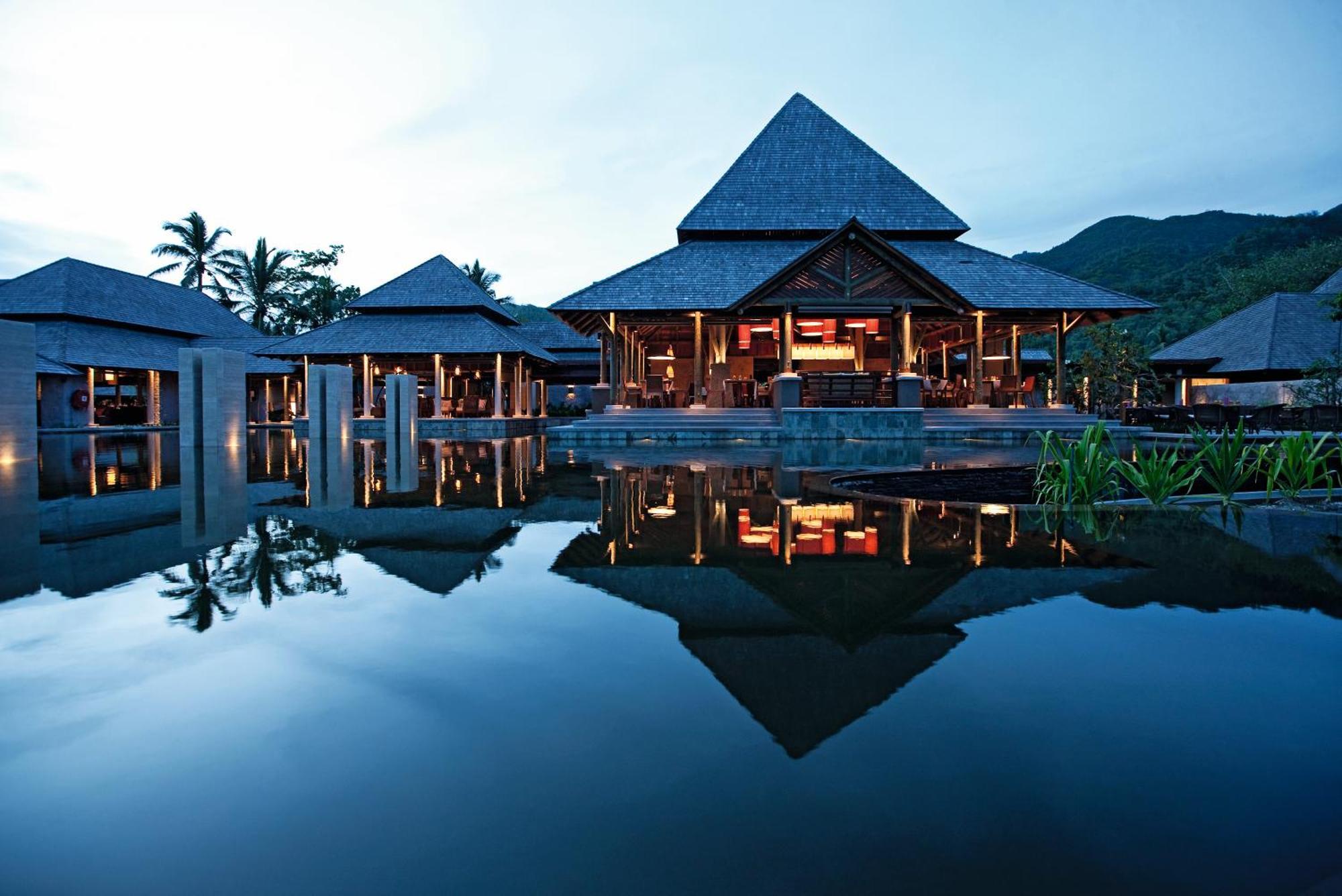 Constance Ephelia Hotel Port Glaud Exterior foto The resort's main building