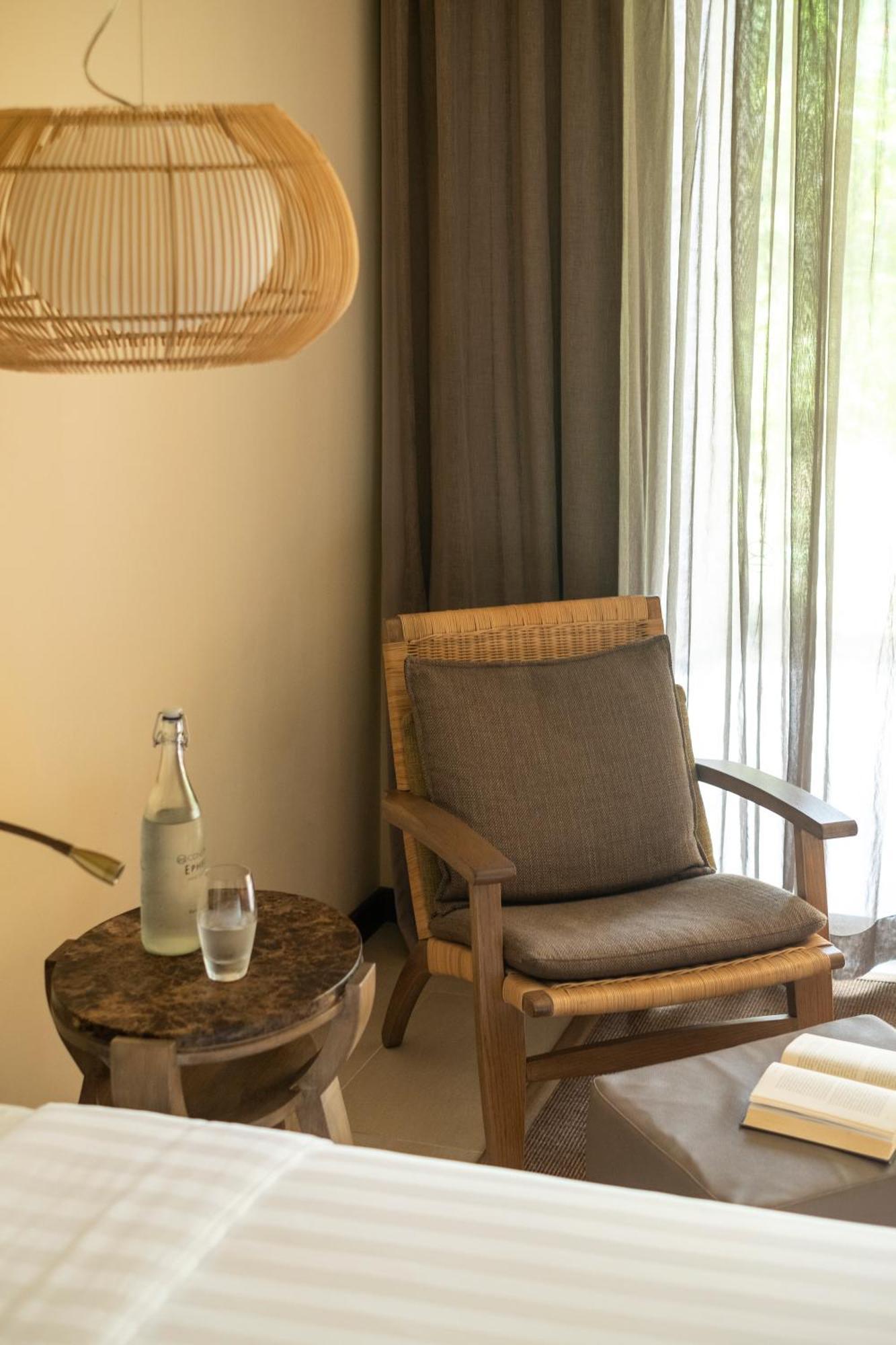 Constance Ephelia Hotel Port Glaud Exterior foto A chair in a hotel room