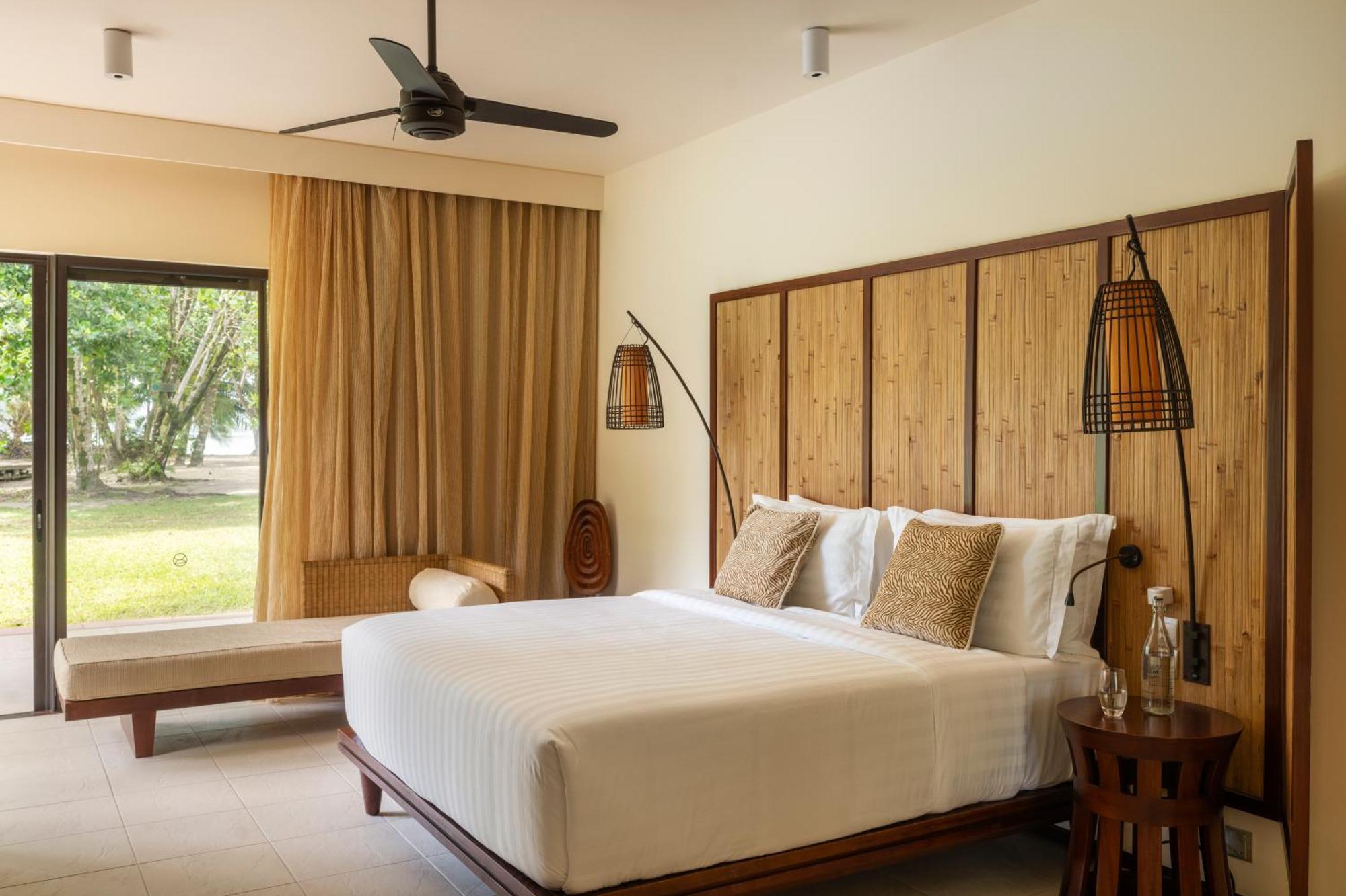 Constance Ephelia Hotel Port Glaud Exterior foto A bedroom at the resort