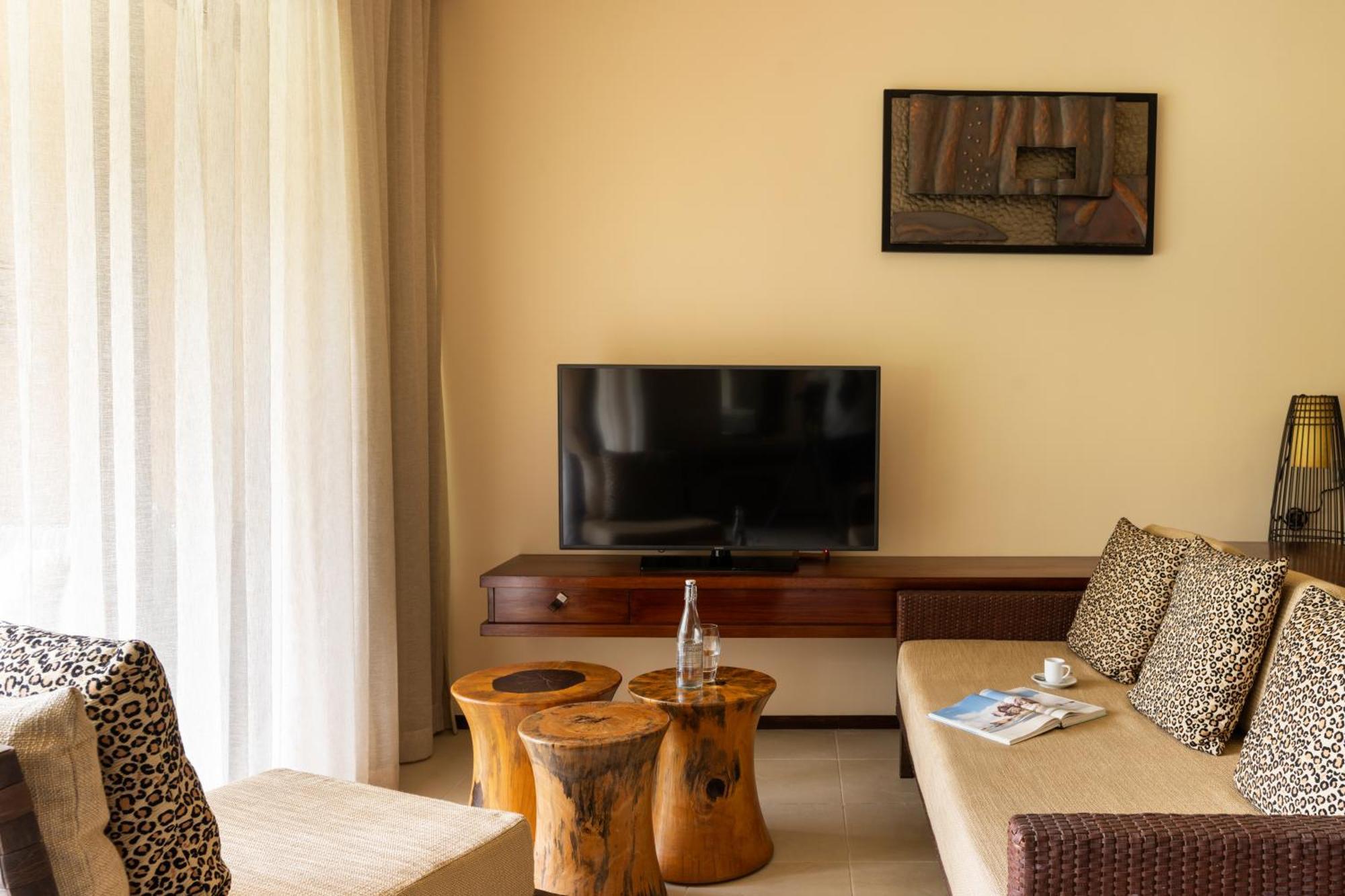 Constance Ephelia Hotel Port Glaud Exterior foto A living room at the hotel