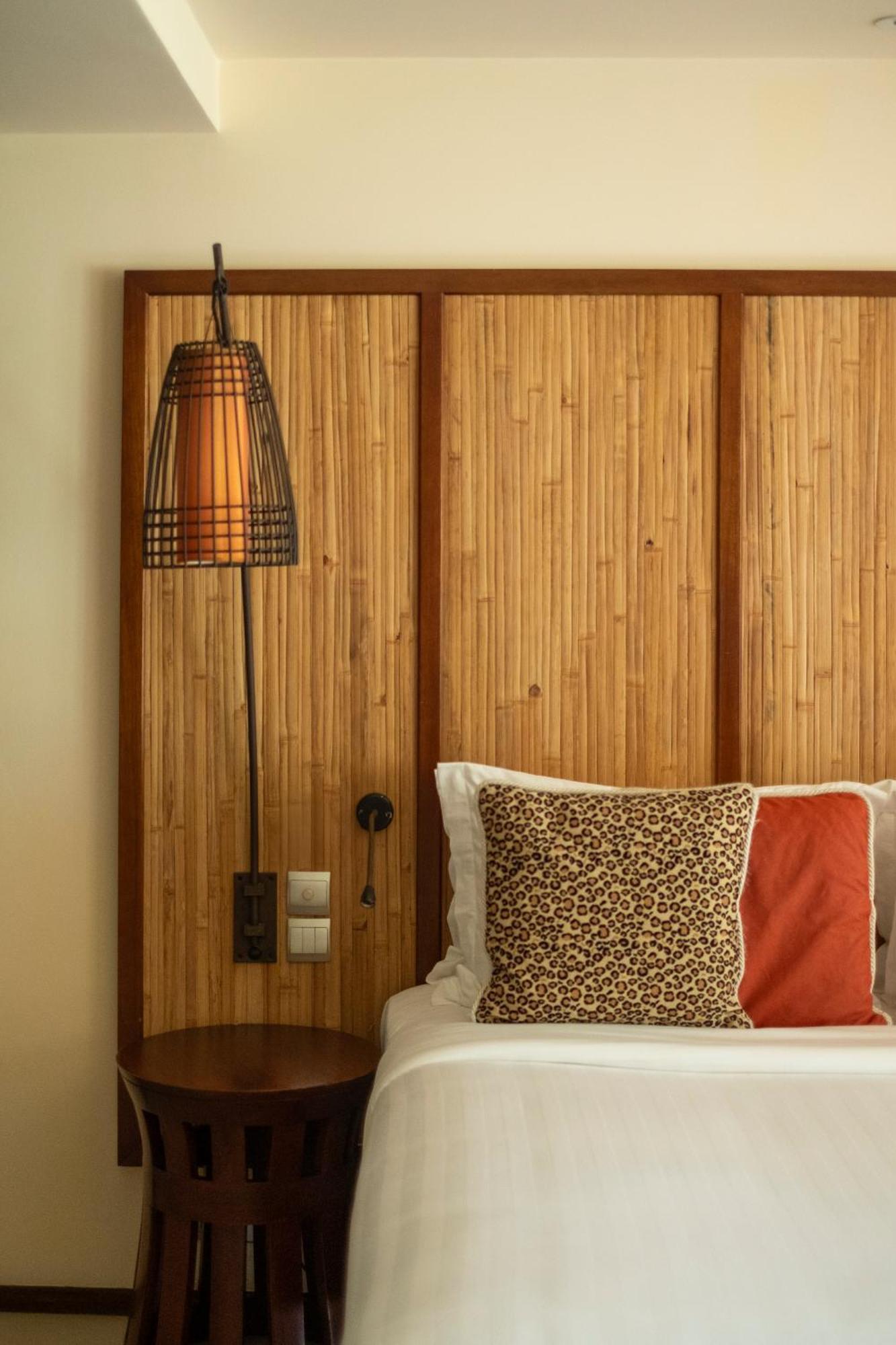 Constance Ephelia Hotel Port Glaud Exterior foto A wall light