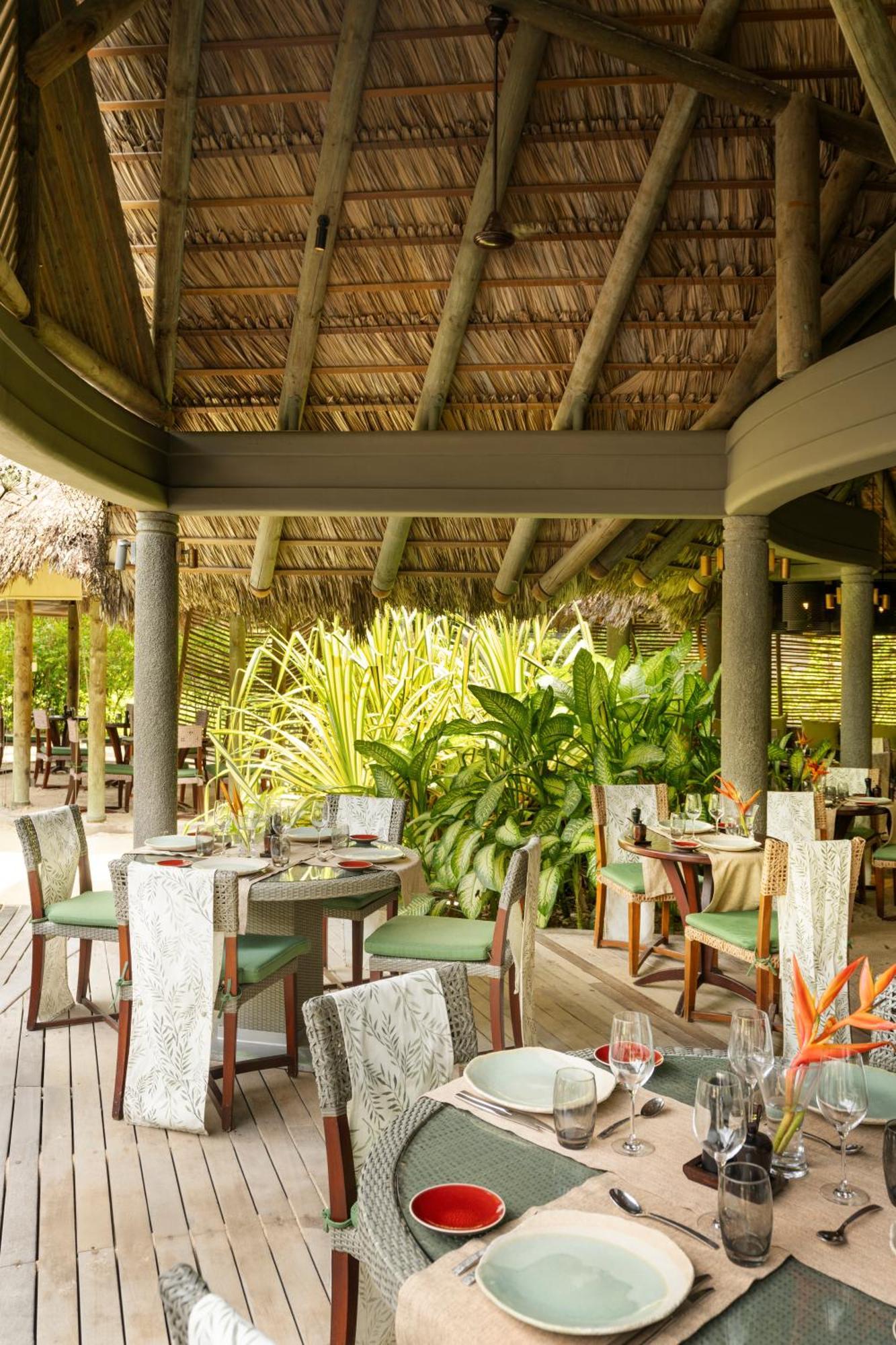 Constance Ephelia Hotel Port Glaud Exterior foto The restaurant at the resort