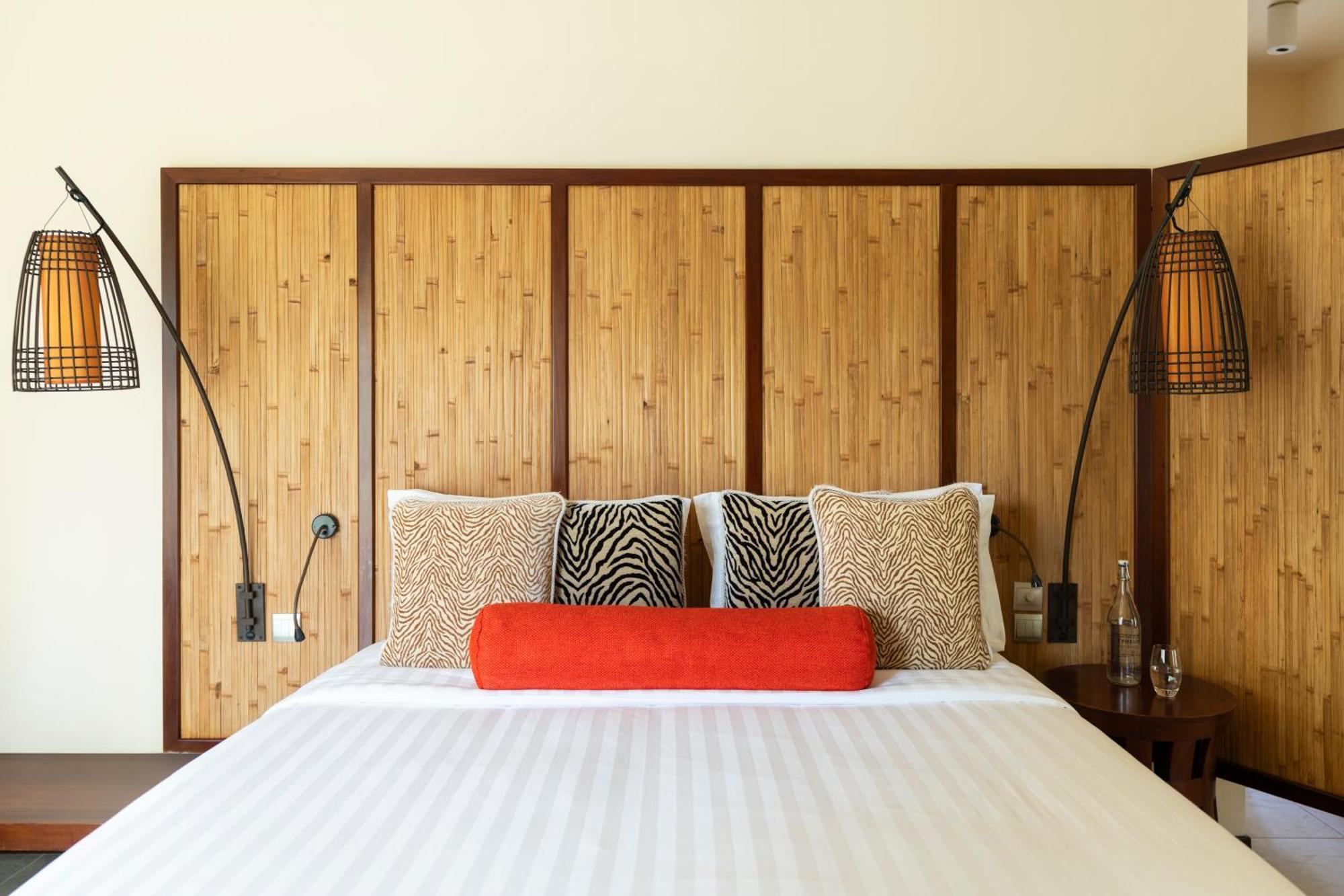 Constance Ephelia Hotel Port Glaud Exterior foto A bed with a headboard