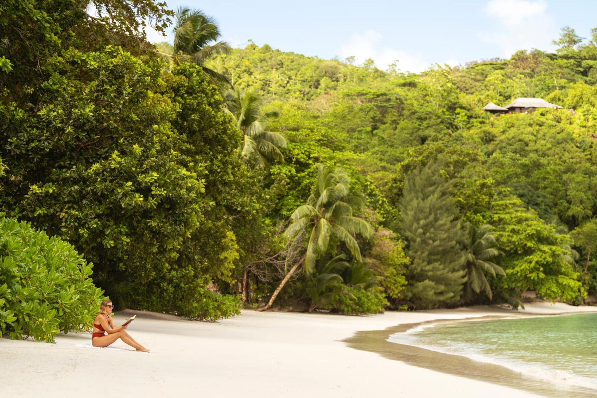 Constance Ephelia Hotel Port Glaud Exterior foto Beach at the resort