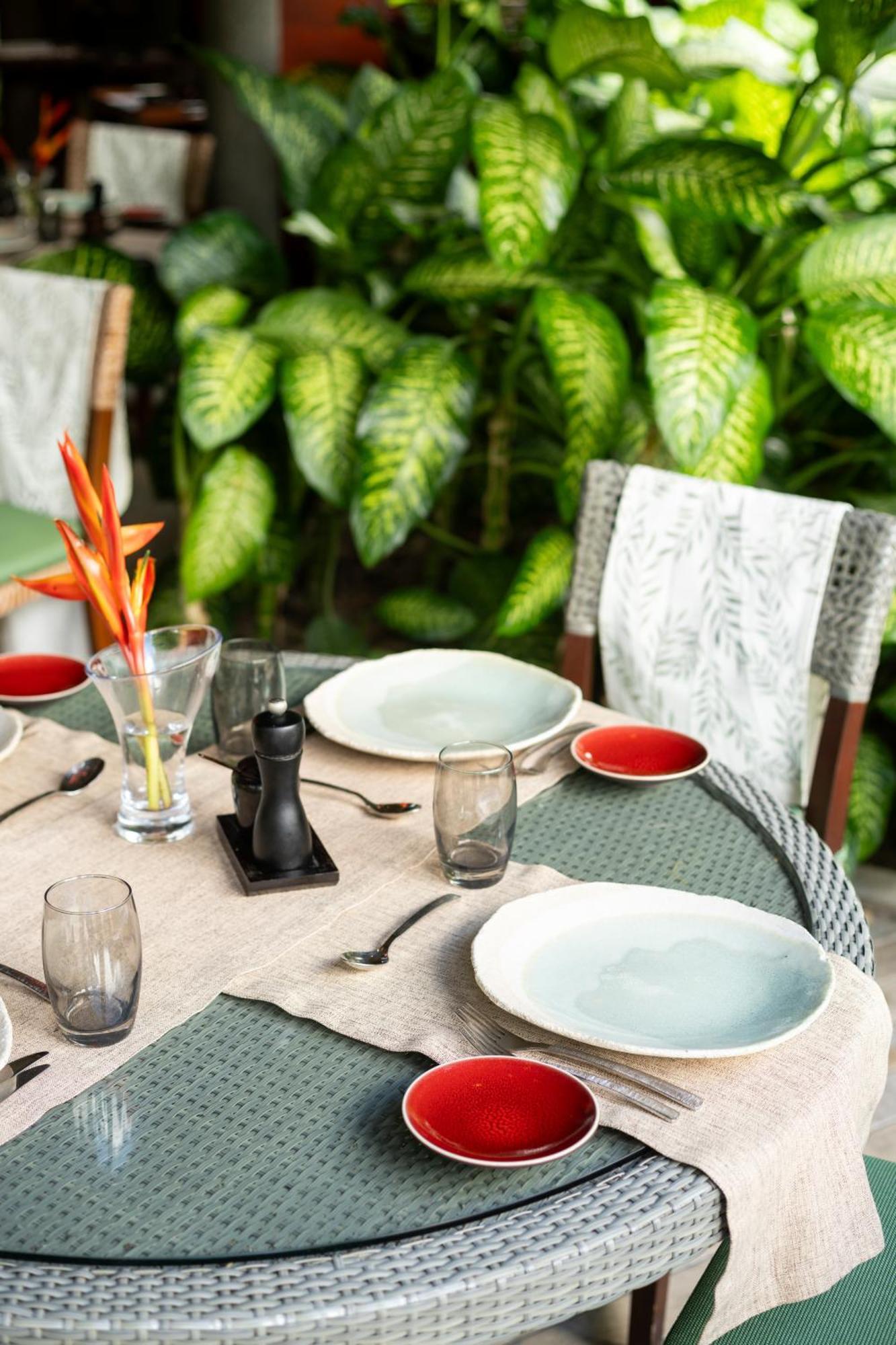 Constance Ephelia Hotel Port Glaud Exterior foto A table set for dinner