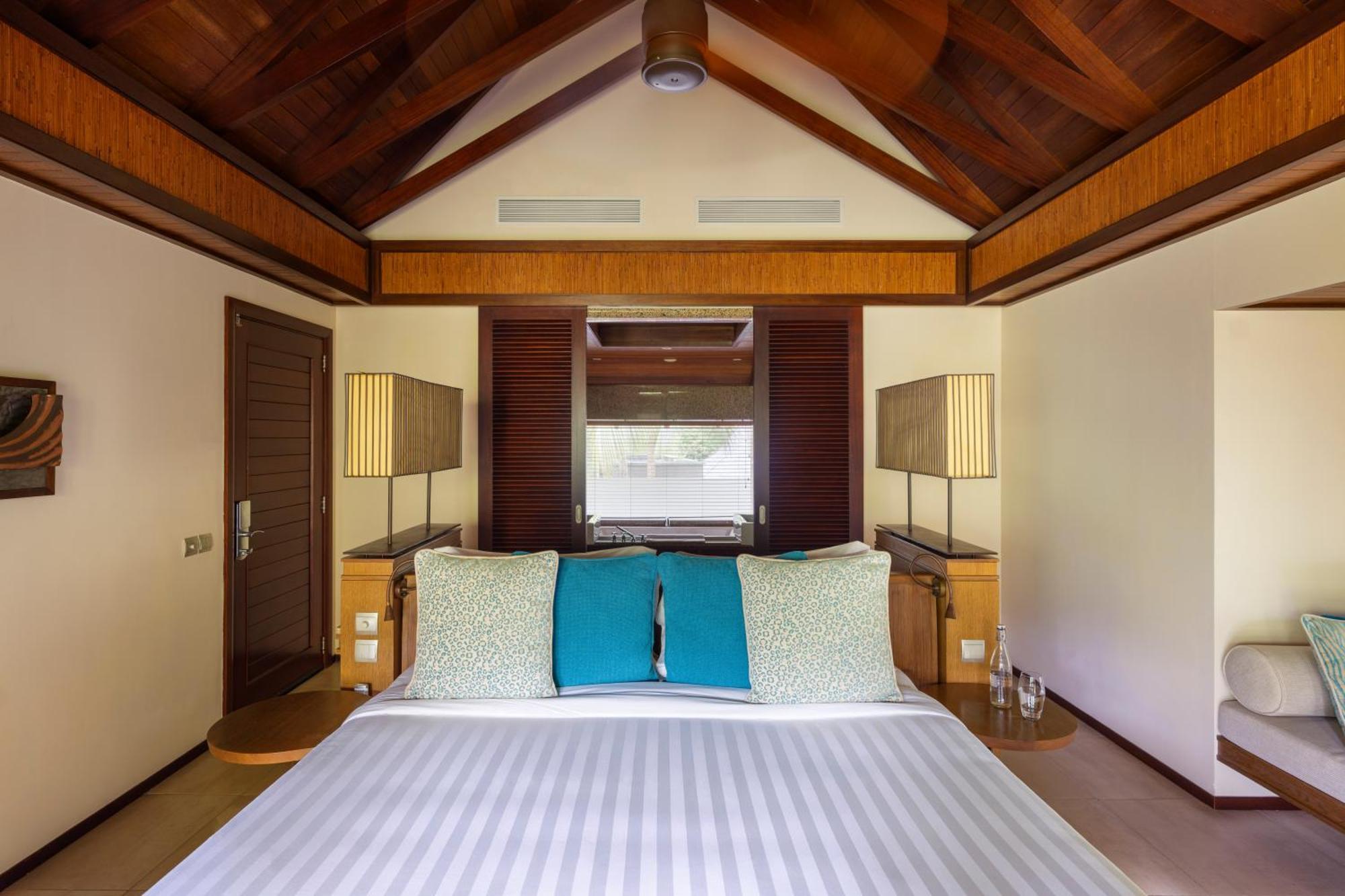 Constance Ephelia Hotel Port Glaud Exterior foto A bedroom at the resort