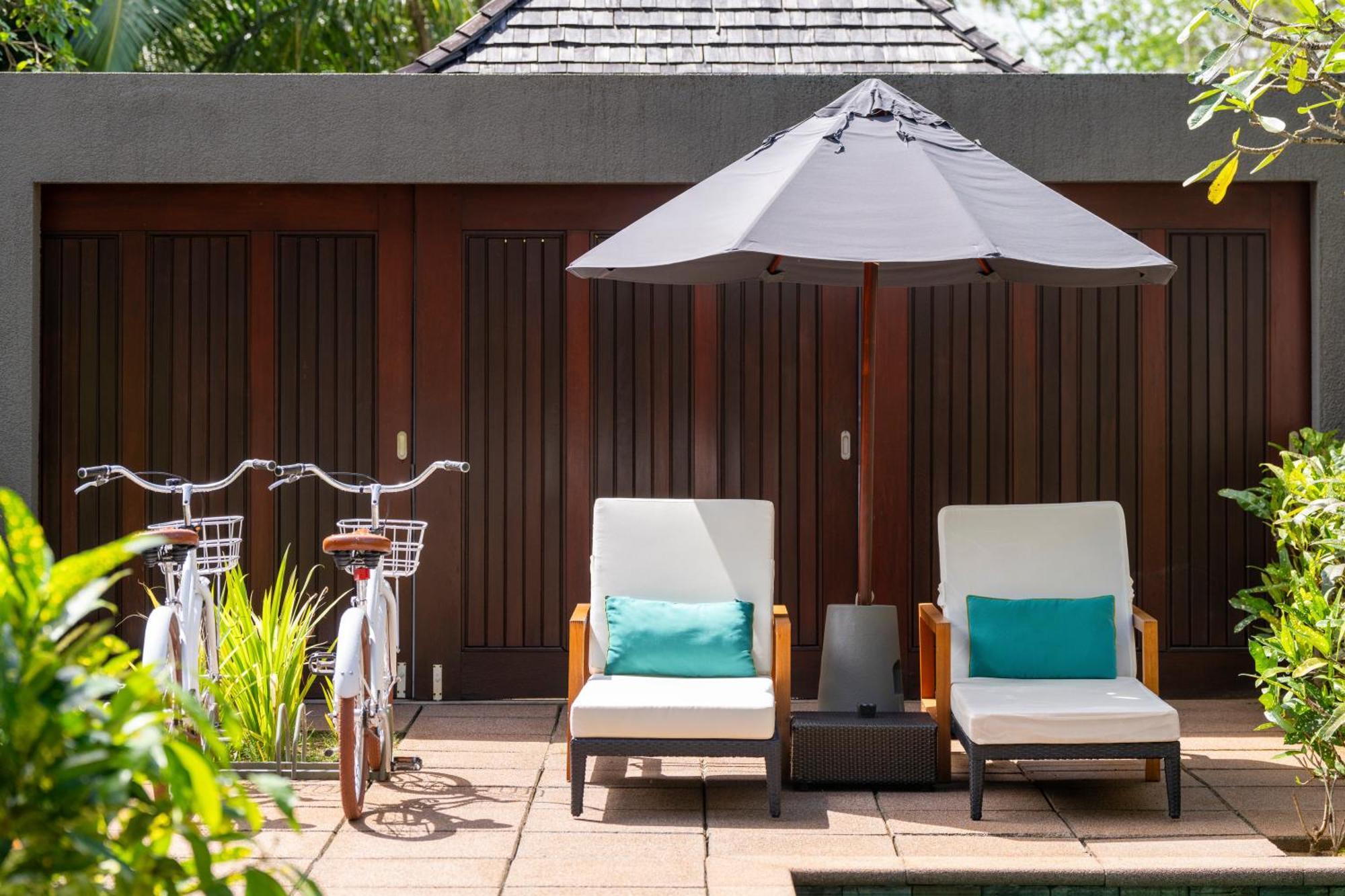 Constance Ephelia Hotel Port Glaud Exterior foto A poolside lounge at the hotel