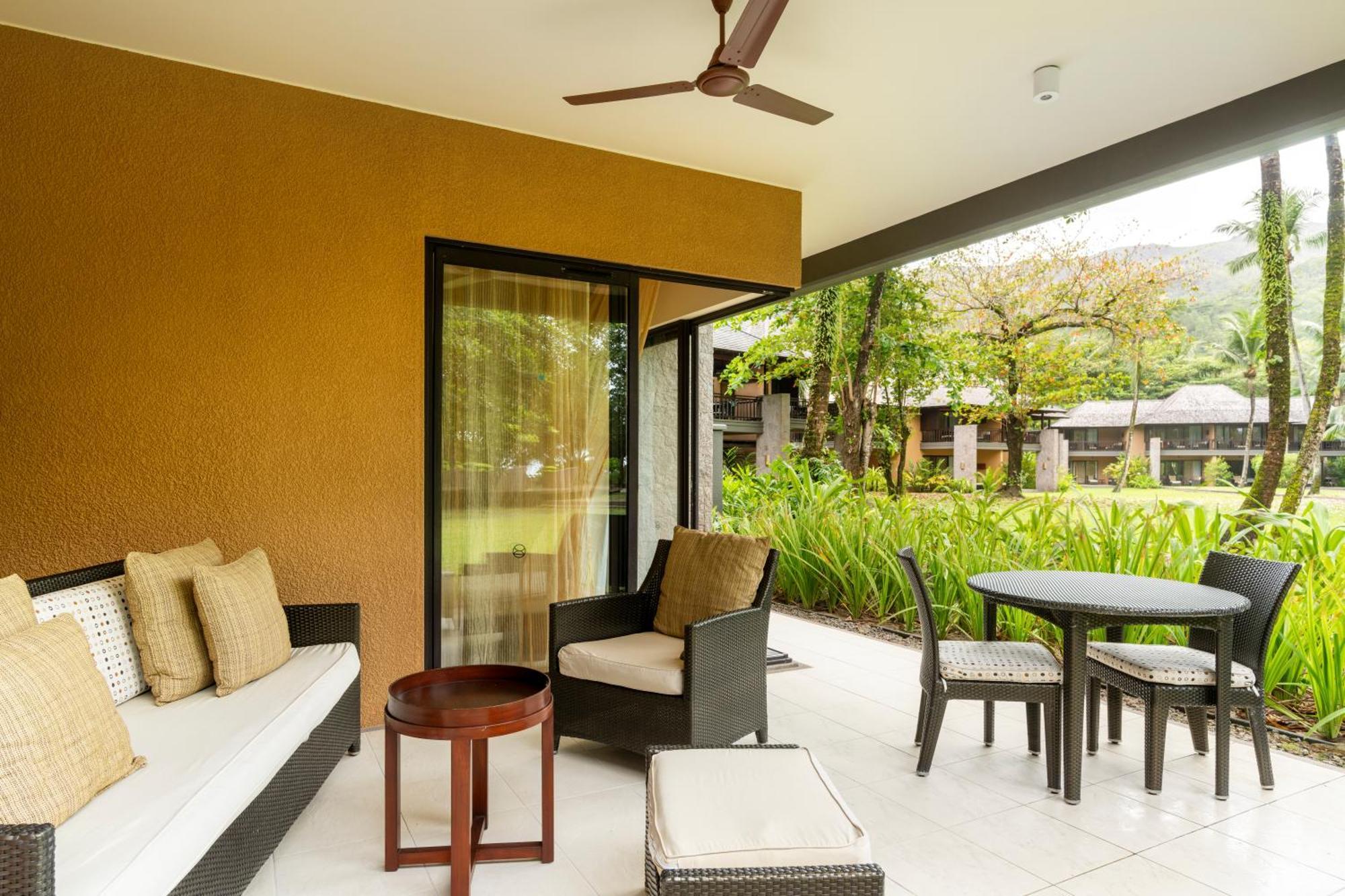 Constance Ephelia Hotel Port Glaud Exterior foto A room at the resort
