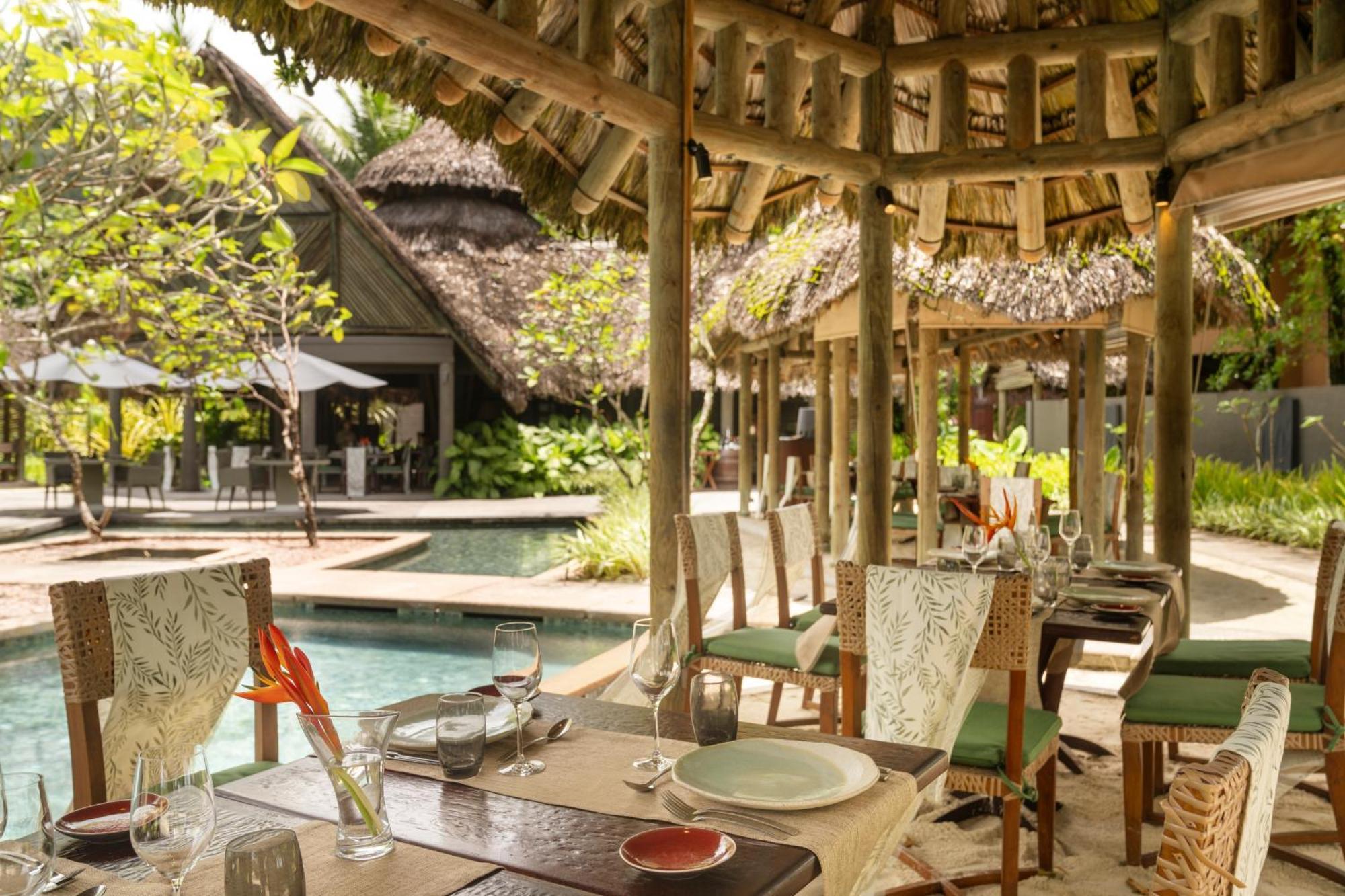 Constance Ephelia Hotel Port Glaud Exterior foto The restaurant at the resort